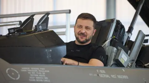 Ukrainian presidency Volodymyr Zelensky in the cockpit of a Danish F-16 in August 2023