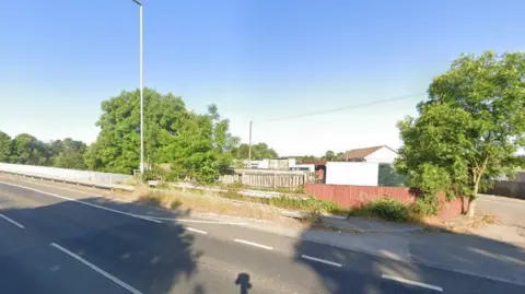 Dunningley Lane, at the junction with Thorne Lane, in Tingley 