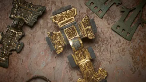 Golden Anglo-Saxon artefact