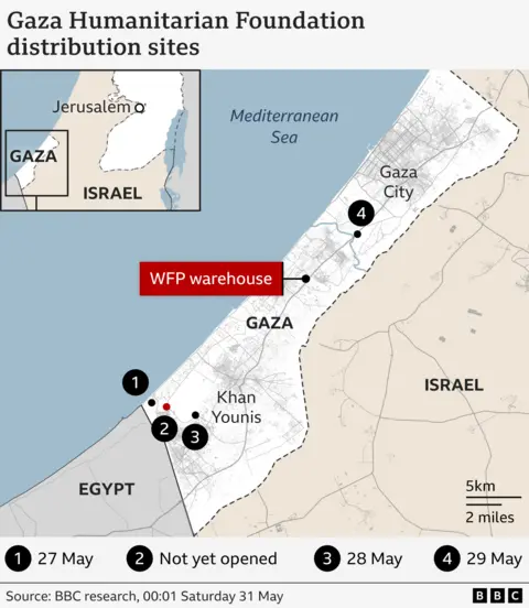 Um mapa mostrando os locais dos locais de ajuda em Gaza. Três são vistos no sul da faixa, com uma no centro de Gaza.