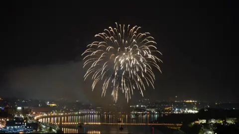 PA Media Un fuego artificial explotó sobre el río Foyle