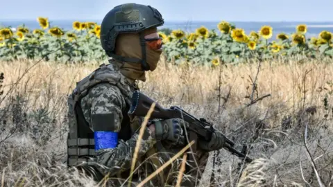 Getty Images Um soldado ucraniano armado