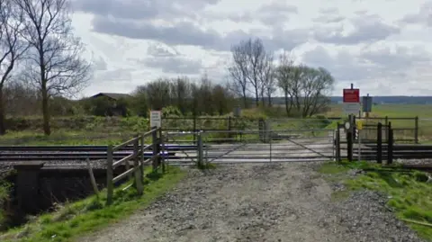 Carr Lane level crossing, Worlaby