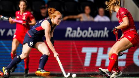 Sarah Jones playing for Great Britain against Belgium in the FIH Pro League