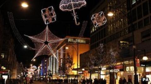 Christmas shopping: Oxford and Regent Street closed to traffic - BBC News