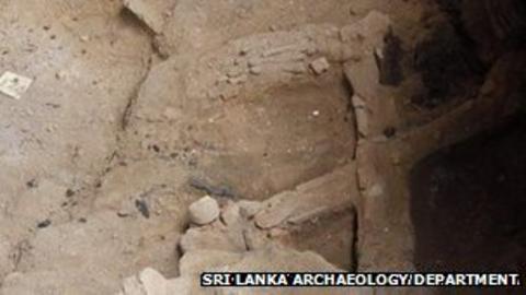 'Ancient' skeleton excavated in Sri Lanka - BBC News