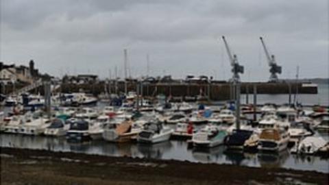 St Sampson's Harbour closes for generator delivery - BBC News