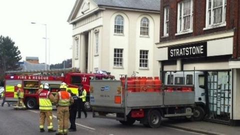 luton lorry crashes motorists advised