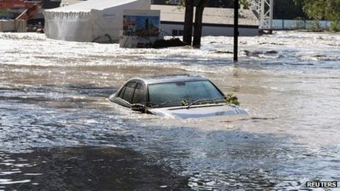 Canada floods: More Alberta cities placed on alert - BBC News