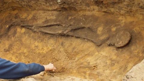 Aldeburgh dig reveals early Christian burial site - BBC News