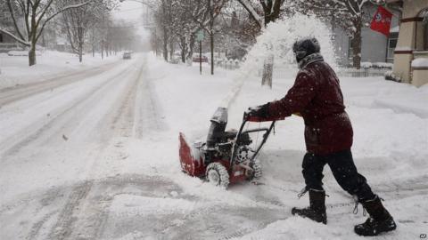 In pictures: Storms blanket US north-east with snow - BBC News