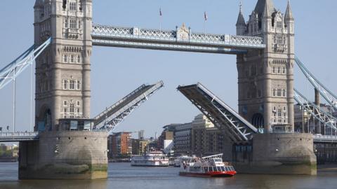 Tower Bridge: Landmark marks 120 years by recalling past - BBC News