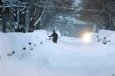 Big pictures: Winter storm grips US - BBC News