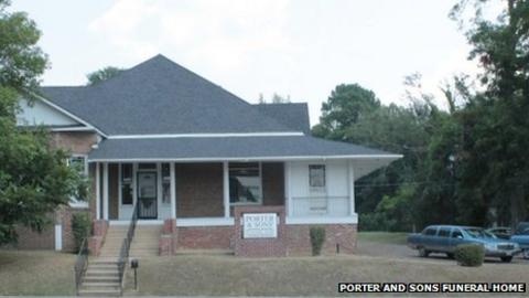 Mississippi man found alive in body bag at funeral home - BBC News