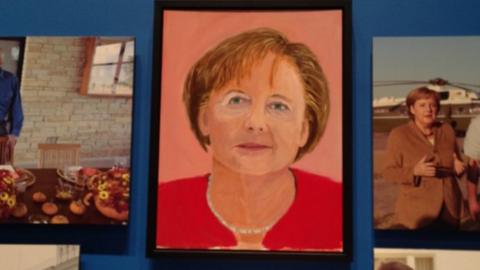 George W Bush exhibits his paintings of world leaders - BBC News