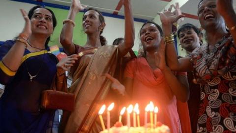 Indian media: Transgender people celebrate new identity - BBC News