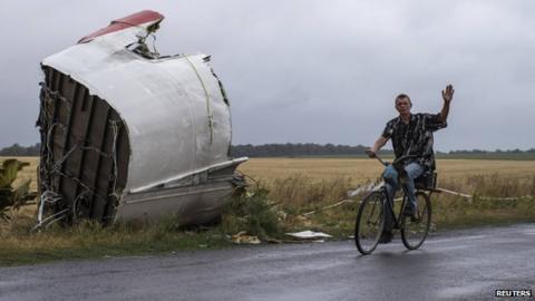 MH17 Crash: Dutch Minister Says Passenger 'wore Oxygen Mask' - BBC News