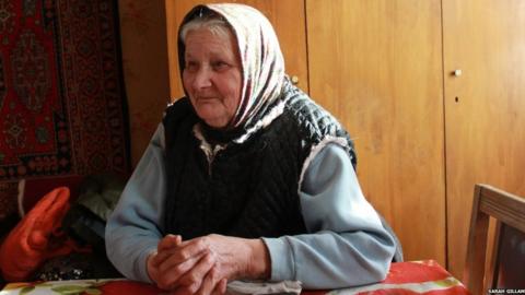 In pictures: Ukraine's elderly flee bitter conflict - BBC News