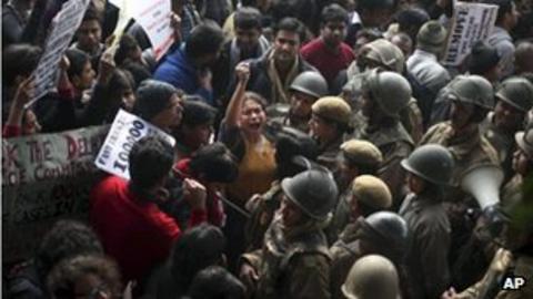 Delhi rape victim's condition 'deteriorates' - BBC News