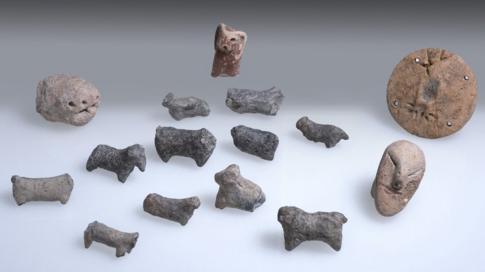 عثر العلماء على أشكال حجرية نادرة تجسد هيئة بشرية وحيوانية داخل معبد