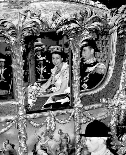 1953: Công chúa Elizabeth trên đường tới lễ lên ngôi ở Tu viện Westminster