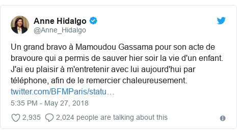 Twitter post by @Anne_Hidalgo: Un grand bravo à Mamoudou Gassama pour son acte de bravoure qui a permis de sauver hier soir la vie d'un enfant. J'ai eu plaisir à m'entretenir avec lui aujourd'hui par téléphone, afin de le remercier chaleureusement. 