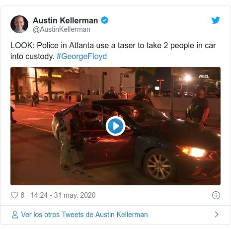 Publicación de Twitter por @AustinKellerman: LOOK  Police in Atlanta use a taser to take 2 people in car into custody. #GeorgeFloyd 