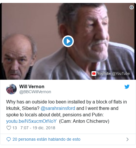 Publicación de Twitter por @BBCWillVernon: Why has an outside loo been installed by a block of flats in Irkutsk, Siberia? @sarahrainsford and I went there and spoke to locals about debt, pensions and Putin    (Cam  Anton Chicherov)