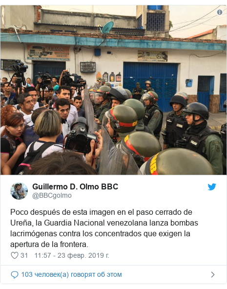 Twitter пост, автор: @BBCgolmo: Poco después de esta imagen en el paso cerrado de Ureña, la Guardia Nacional venezolana lanza bombas lacrimógenas contra los concentrados que exigen la apertura de la frontera. 
