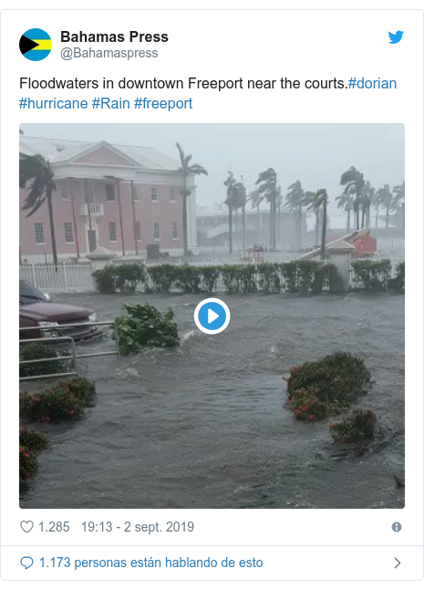 Publicación de Twitter por @Bahamaspress: Floodwaters in downtown Freeport near the courts.#dorian #hurricane #Rain #freeport 