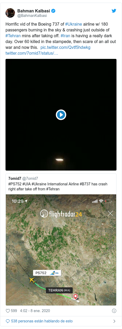 Publicación de Twitter por @BahmanKalbasi: Horrific vid of the Boeing 737 of #Ukraine airline w/ 180 passengers burning in the sky & crashing just outside of #Tehran mins after taking off. #Iran is having a really dark day. Over 60 killed in the stampede, then scare of an all out war and now this.   