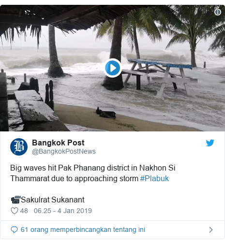 Twitter pesan oleh @BangkokPostNews: Big waves hit Pak Phanang district in Nakhon Si Thammarat due to approaching storm #Plabuk????Sakulrat Sukanant 