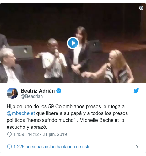 Publicación de Twitter por @Beadrian: Hijo de uno de los 59 Colombianos presos le ruega a @mbachelet que libere a su papá y a todos los presos políticos “hemo sufrido mucho” . Michelle Bachelet lo escuchó y abrazó. 