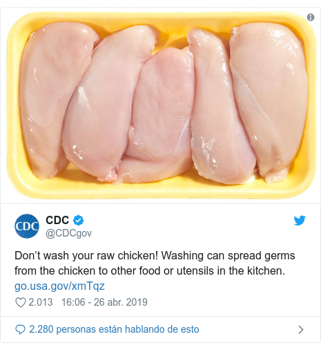 Publicación de Twitter por @CDCgov: Don’t wash your raw chicken! Washing can spread germs from the chicken to other food or utensils in the kitchen.  