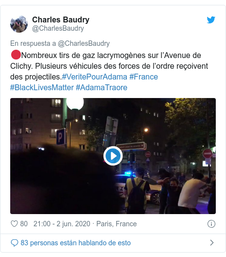 Publicación de Twitter por @CharlesBaudry: 🔴Nombreux tirs de gaz lacrymogènes sur l’Avenue de Clichy. Plusieurs véhicules des forces de l’ordre reçoivent des projectiles.#VeritePourAdama #France #BlackLivesMatter #AdamaTraore 