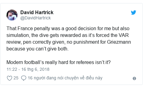 Twitter bởi @DavidHartrick: That France penalty was a good decision for me but also simulation, the dive gets rewarded as it’s forced the VAR review, pen correctly given, no punishment for Griezmann because you can’t give both. Modern football’s really hard for referees isn’t it?