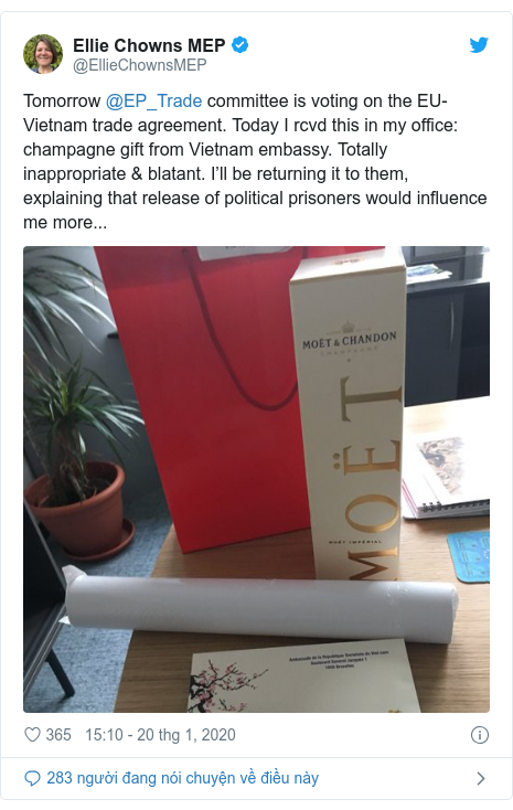 Twitter bởi @EllieChownsMEP: Tomorrow @EP_Trade committee is voting on the EU- Vietnam trade agreement. Today I rcvd this in my office  champagne gift from Vietnam embassy. Totally inappropriate & blatant. I’ll be returning it to them, explaining that release of political prisoners would influence me more... 