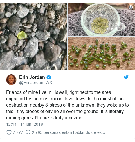 Publicación de Twitter por @ErinJordan_WX: Friends of mine live in Hawaii, right next to the area impacted by the most recent lava flows. In the midst of the destruction nearby & stress of the unknown, they woke up to this - tiny pieces of olivine all over the ground. It is literally raining gems. Nature is truly amazing. 