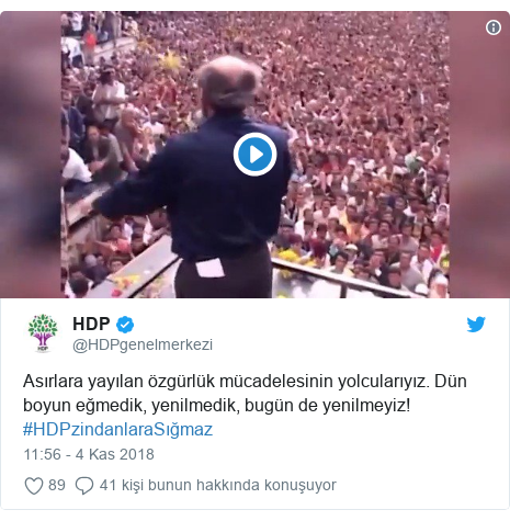 @HDPgenelmerkezi tarafından yapılan Twitter paylaşımı: Asırlara yayılan özgürlük mücadelesinin yolcularıyız. Dün boyun eğmedik, yenilmedik, bugün de yenilmeyiz! #HDPzindanlaraSığmaz 