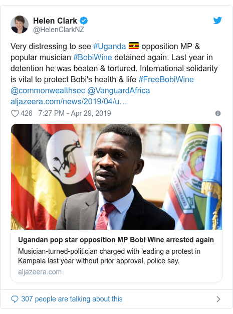 Ujumbe wa Twitter wa @HelenClarkNZ: Very distressing to see #Uganda 🇺🇬 opposition MP & popular musician #BobiWine detained again. Last year in detention he was beaten & tortured. International solidarity is vital to protect Bobi's health & life #FreeBobiWine @commonwealthsec @VanguardAfrica 