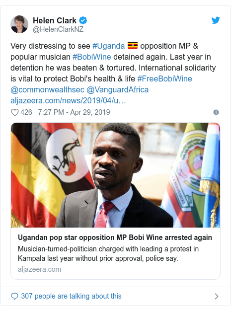 Ujumbe wa Twitter wa @HelenClarkNZ: Very distressing to see #Uganda 🇺🇬 opposition MP & popular musician #BobiWine detained again. Last year in detention he was beaten & tortured. International solidarity is vital to protect Bobi's health & life #FreeBobiWine @commonwealthsec @VanguardAfrica  