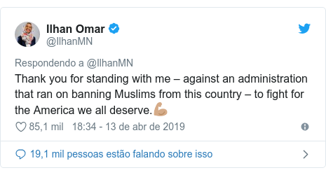 Twitter post de @IlhanMN: Thank you for standing with me – against an administration that ran on banning Muslims from this country – to fight for the America we all deserve.💪🏽