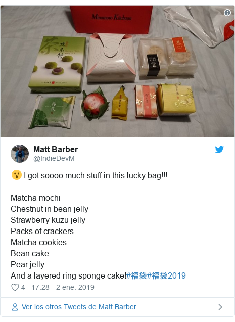 Publicación de Twitter por @IndieDevM: 😮 I got soooo much stuff in this lucky bag!!!Matcha mochi Chestnut in bean jellyStrawberry kuzu jellyPacks of crackersMatcha cookiesBean cakePear jellyAnd a layered ring sponge cake!#福袋#福袋2019 