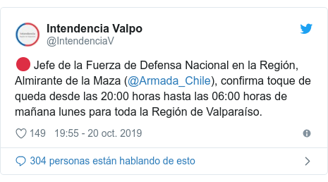 Publicación de Twitter por @IntendenciaV: 🔴 Jefe de la Fuerza de Defensa Nacional en la Región, Almirante de la Maza (@Armada_Chile), confirma toque de queda desde las 20 00 horas hasta las 06 00 horas de mañana lunes para toda la Región de Valparaíso.