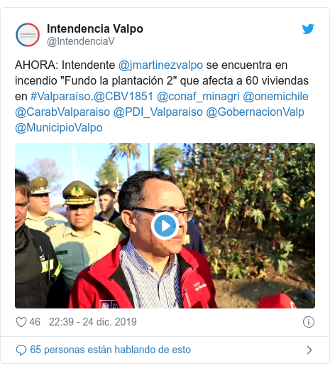 Publicación de Twitter por @IntendenciaV: AHORA  Intendente @jmartinezvalpo se encuentra en incendio "Fundo la plantación 2" que afecta a 60 viviendas en #Valparaíso.@CBV1851 @conaf_minagri @onemichile @CarabValparaiso @PDI_Valparaiso @GobernacionValp @MunicipioValpo 