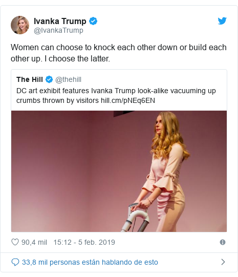 Publicación de Twitter por @IvankaTrump: Women can choose to knock each other down or build each other up. I choose the latter. 