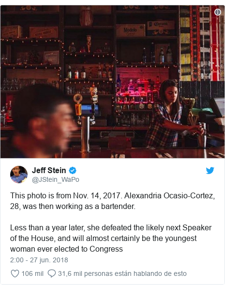 Publicación de Twitter por @JStein_WaPo: This photo is from Nov. 14, 2017. Alexandria Ocasio-Cortez, 28, was then working as a bartender.Less than a year later, she defeated the likely next Speaker of the House, and will almost certainly be the youngest woman ever elected to Congress 