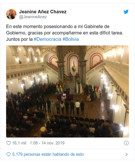 Publicación de Twitter por @JeanineAnez: En este momento posesionando a mi Gabinete de Gobierno, gracias por acompañarme en esta difícil tarea.Juntos por la #Democracia #Bolivia 