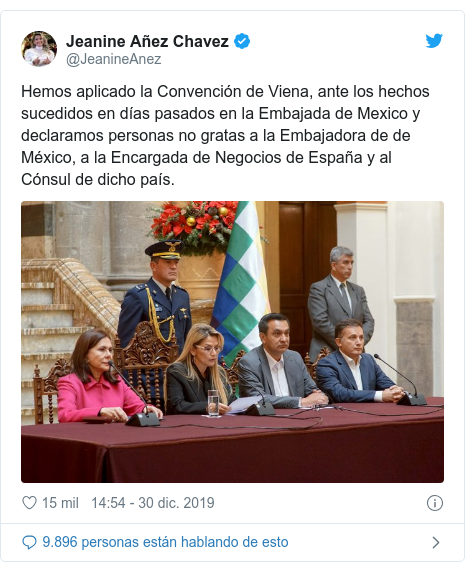 Publicación de Twitter por @JeanineAnez: Hemos aplicado la Convención de Viena, ante los hechos sucedidos en días pasados en la Embajada de Mexico y declaramos personas no gratas a la Embajadora de de México, a la Encargada de Negocios de España y al Cónsul de dicho país. 