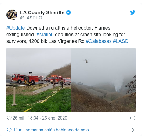Publicación de Twitter por @LASDHQ: #Update Downed aircraft is a helicopter. Flames extinguished. #Malibu deputies at crash site looking for survivors, 4200 blk Las Virgenes Rd #Calabasas #LASD 